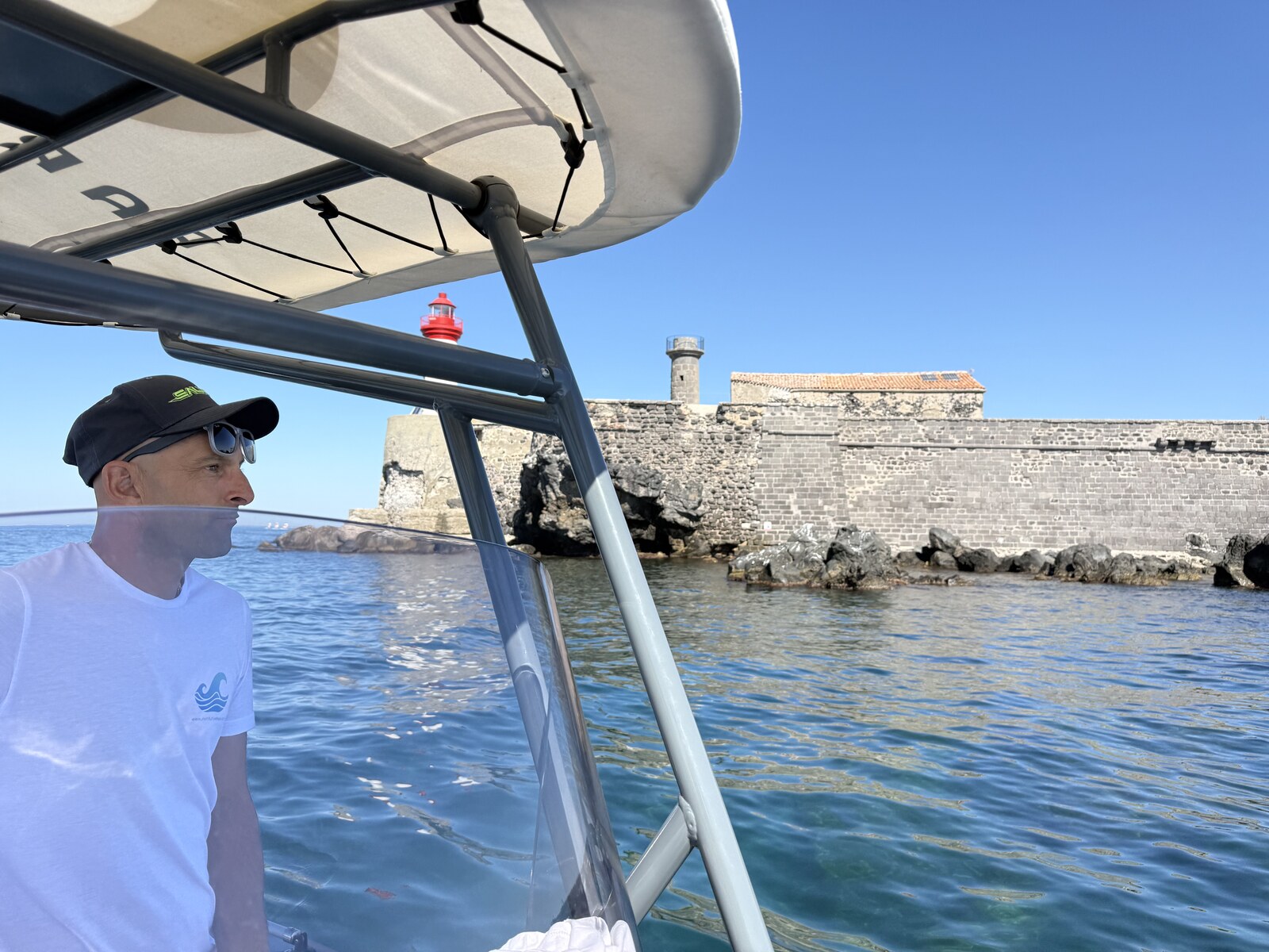 Depuis le poste de pilotage du bateau de l’Institut Pelagia, le fort de Brescou et son phare au large du Cap d’Agde