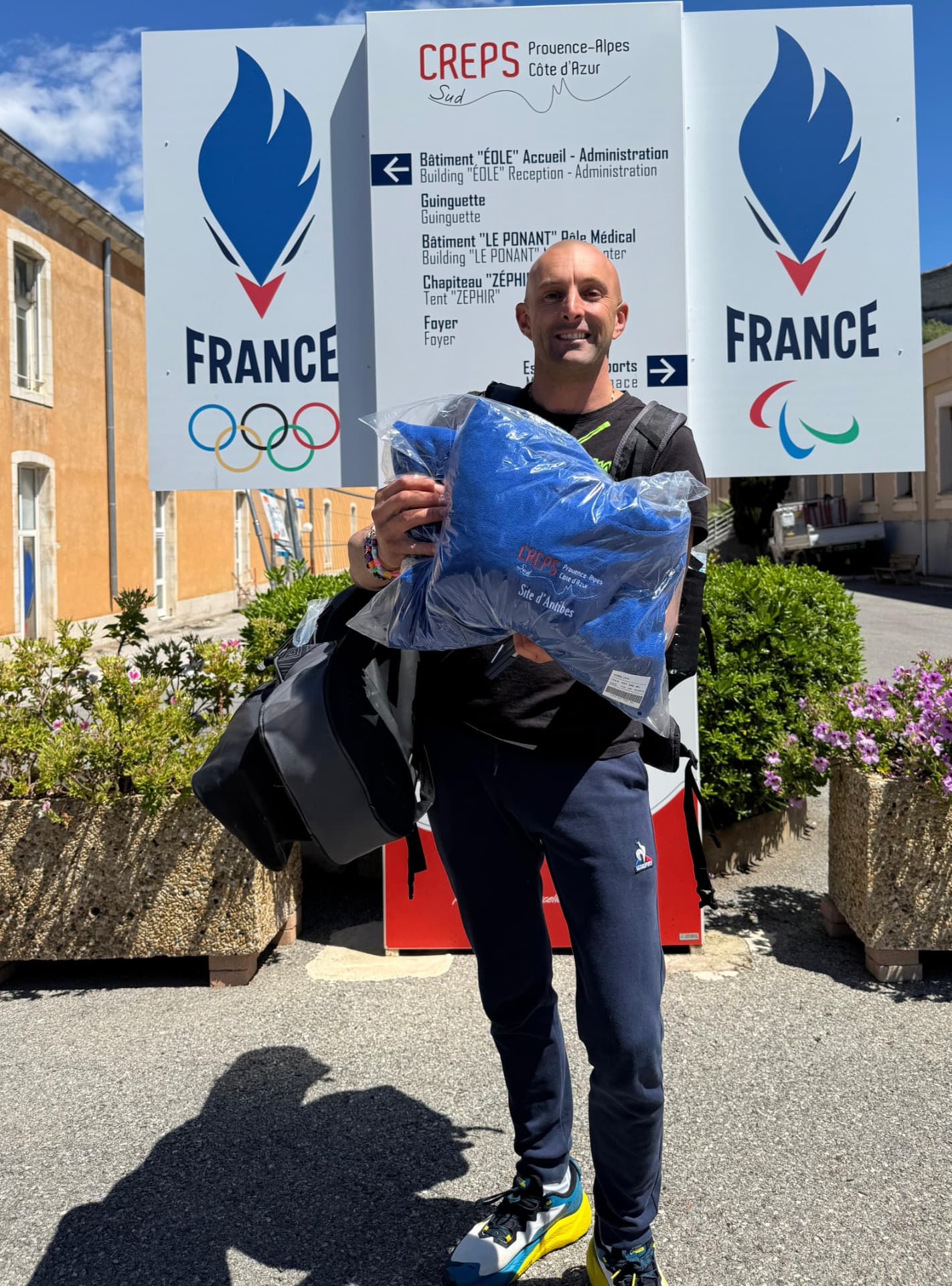 Rudy Levy devant le panneau du CREPS Provence-Alpes Côte d’Azur, à l’entraînement
